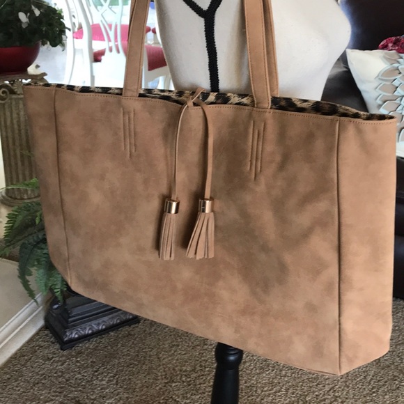 FASHION ESSENTIALS Distressed Tote - Picture 4 of 8